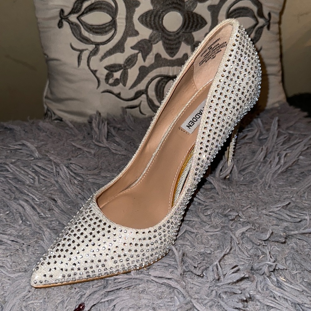 Steve Madden
Daisie Pumps gorgeous diamonds